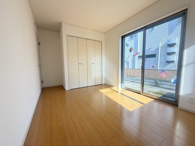 吉川市中曽根1丁目　中古戸建の洋室|クローゼット付きの洋室6.5帖