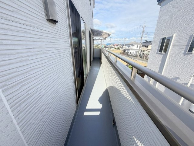 吉川市中曽根1丁目　中古戸建のバルコニー|南向きバルコニーにて陽当り良好