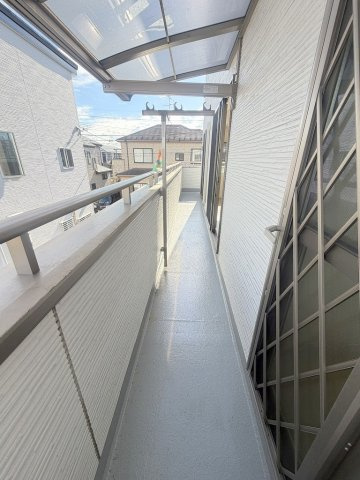 吉川市中曽根1丁目　中古戸建のバルコニー|L字型のワイドバルコニーです