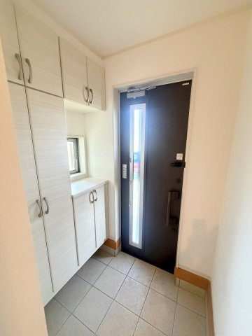 吉川市中曽根1丁目　中古戸建の玄関|カウンター部分にはお好きなインテリアが飾れます