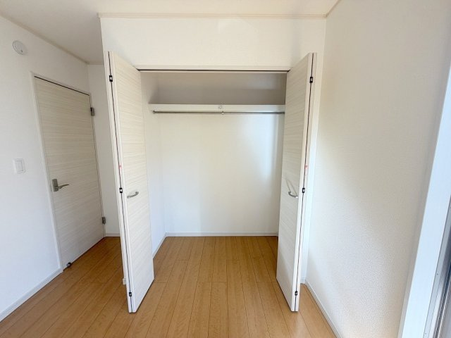 吉川市中曽根1丁目　中古戸建の収納|大切な衣類を収納できるクローゼット完備