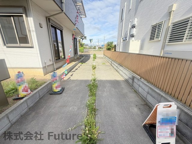 吉川市中曽根1丁目　中古戸建の駐車場|カースペース縦列2台可能