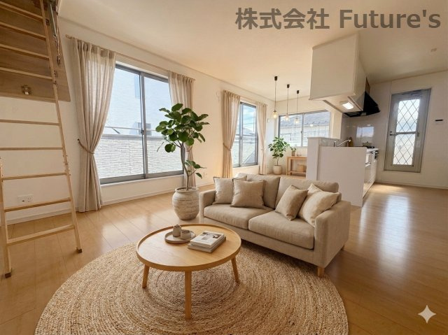 吉川市中曽根1丁目　中古戸建の居間・リビング|現況の物件写真にCGによる画像処理を行っています。家具、家電、小物、カーテン等はイメージはCGです。
