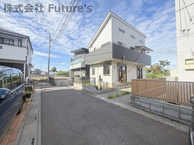 吉川市中曽根1丁目　中古戸建の前面道路含む現地写真|前面道路含む現地写真です。