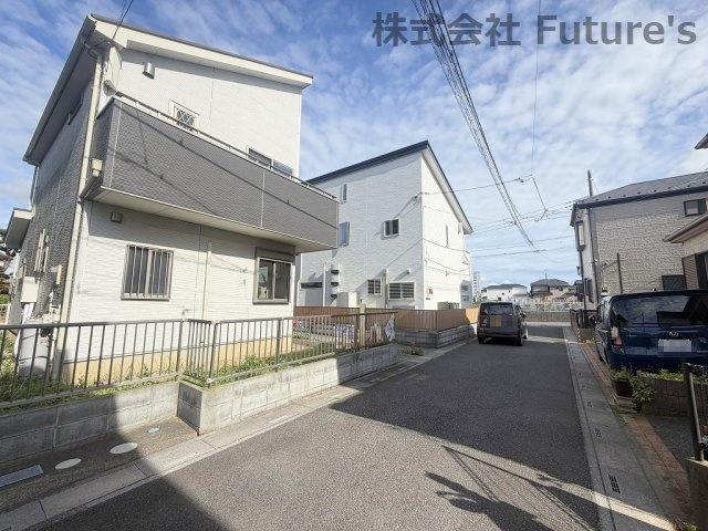 吉川市中曽根1丁目　中古戸建の前面道路含む現地写真|前面道路含む現地写真です。