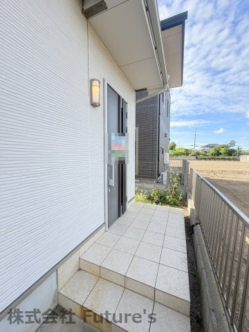 吉川市中曽根1丁目　中古戸建のエントランス|玄関アプローチ