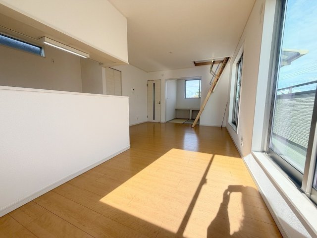 吉川市中曽根1丁目　中古戸建の居間・リビング|家族団らんで過ごすリビングは16帖の広さを確保