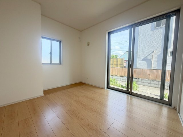 吉川市中曽根1丁目　中古戸建の洋室|2面採光の明るい洋室5.5帖・子供部屋としていかがでしょう