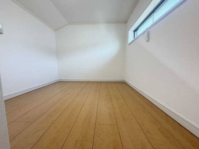 吉川市中曽根1丁目　中古戸建のその他|季節物の大物家電や洋服の収納にも便利な2帖の小屋裏収納