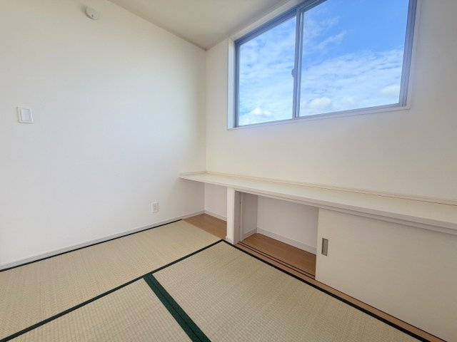 吉川市中曽根1丁目　中古戸建の和室|リビング横にはマルチに使える和室を完備