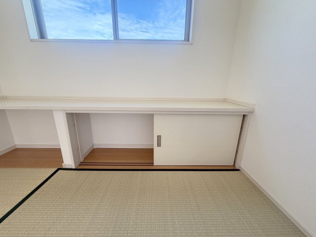 吉川市中曽根1丁目　中古戸建の収納|お子様の勉強スペースとしても使えるカウンター付きです