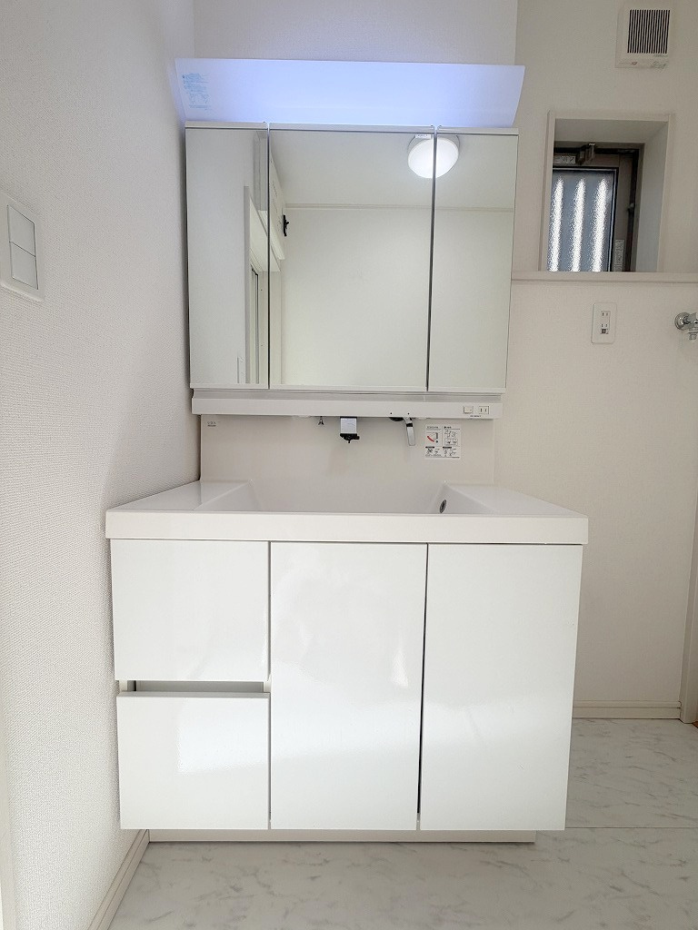 吉川市中曽根1丁目　中古戸建の独立洗面台|三面鏡付きシャワードレッサーで朝の準備も快適