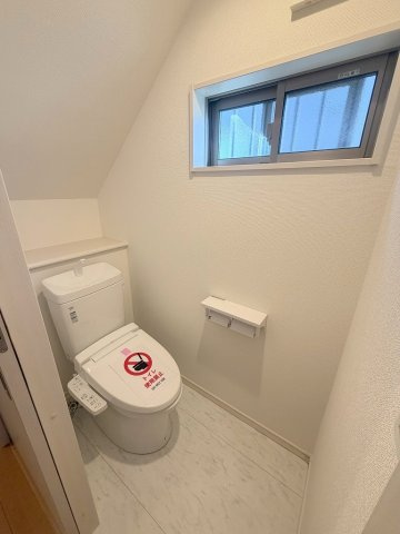 吉川市中曽根1丁目　中古戸建のトイレ|トイレは快適な温水洗浄便座付