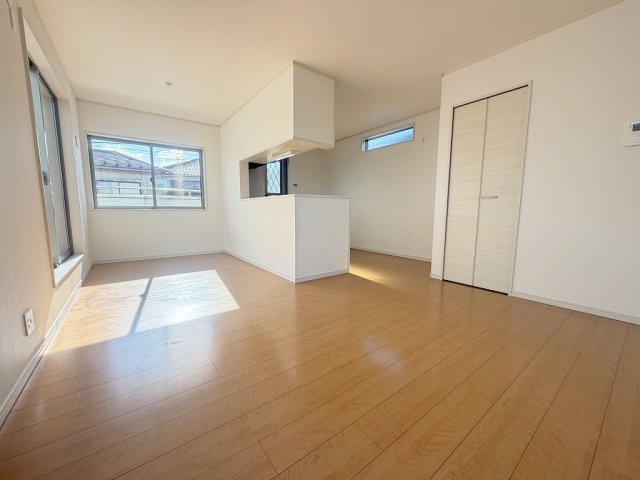 吉川市中曽根1丁目　中古戸建の居間・リビング|プライバシーにも配慮した2階リビングです