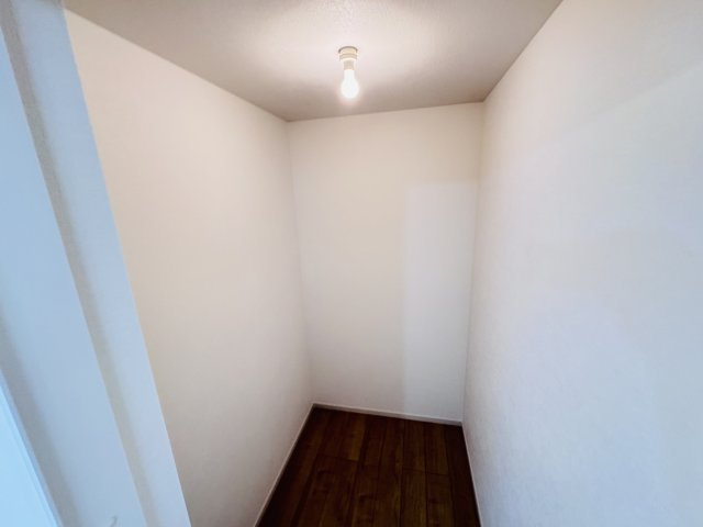 松戸市六実２丁目新築戸建【六実第二小学校:4分】の収納|1Fウォークインクローゼット