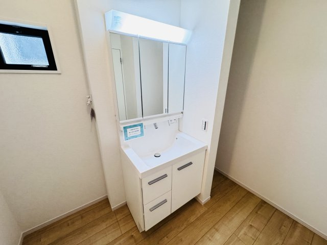 松戸市六実２丁目新築戸建【六実第二小学校:4分】の独立洗面台|シャワーヘッド付き三面鏡洗面化粧台