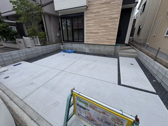 松戸市六実２丁目新築戸建【六実第二小学校:4分】の駐車場|駐車スペース並列2台完備