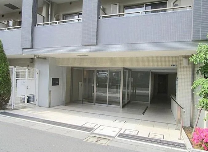 レジディア中落合C棟のエントランス