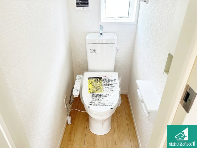 ●生駒郡平群町若葉台　第1期　新築一戸建てのトイレ|1・2階の2ヶ所にあるので、朝の忙しい時間の順番待ちもなく、深夜の利用にも大変便利です。