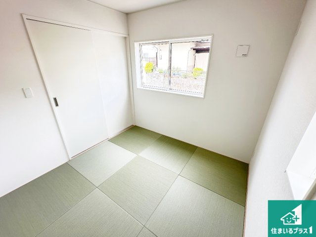 ●生駒郡平群町若葉台　第1期　新築一戸建ての和室|一室あると便利な和室は客間としてだけでなく、小さなお子様のプレイルームや食後のくつろぎスペースとしてもご利用いただけます。収納もついていますので大活躍間違いなし！