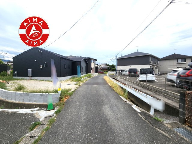 糸島市篠原西3丁目第1-2棟(1号棟)の前面道路含む現地写真|前面道路は閑静な住宅地をはしる車通りの少ない道路。お車の出し入れが苦手なママや小さなお子様にも安心ですね。しっかり舗装もされているので、ベビーカーや自転車で通っても快適に通行できます。