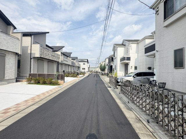 所沢市東狭山ヶ丘3丁目・全7棟　新築一戸建　6号棟の前面道路含む現地写真