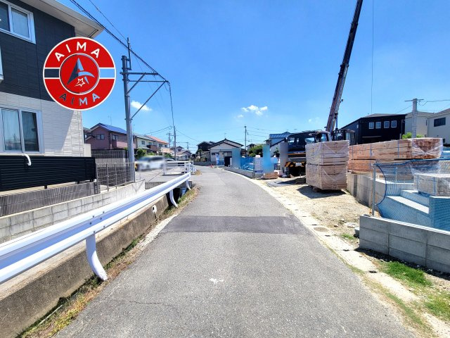 糸島市篠原西3丁目第1-2棟(2号棟)の前面道路含む現地写真|前面道路は閑静な住宅地をはしる車通りの少ない道路。お車の出し入れが苦手なママや小さなお子様にも安心ですね。しっかり舗装もされているので、ベビーカーや自転車で通っても快適に通行できます。