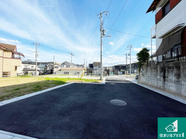 ●奈良市平松　第5期　新築一戸建ての前面道路含む現地写真|周辺は閑静な住宅街です。前面道路もしっかりと有りますので車の出し入れも安心ですよ！
