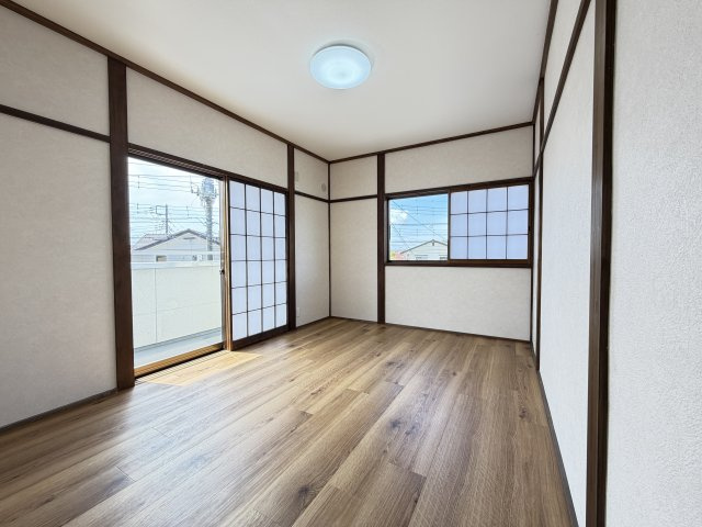 前橋市下細井町中古住宅の洋室|■2階和モダン洋室（南西角部屋）