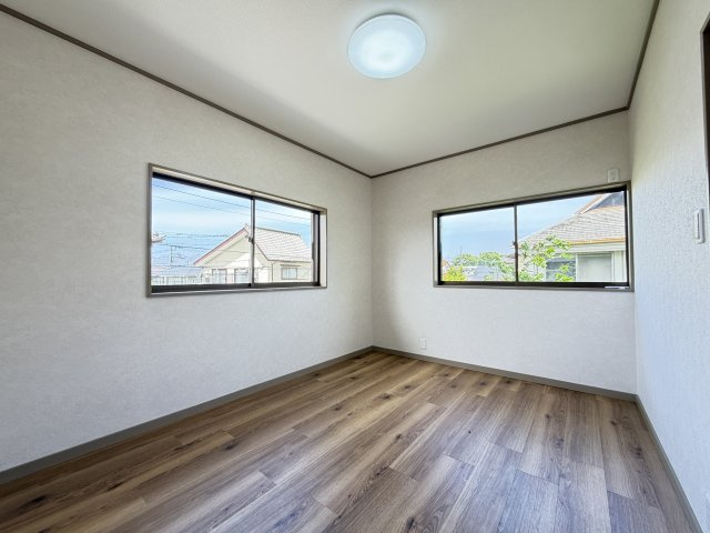 前橋市下細井町中古住宅の洋室|■2階洋室（北西角部屋）