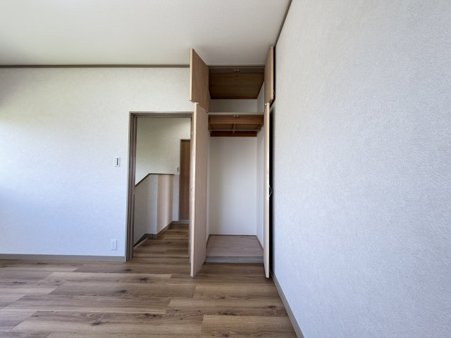 前橋市下細井町中古住宅の収納|■2階洋室（北西角部屋）収納
