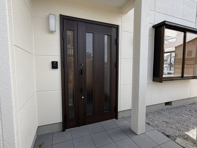 前橋市下細井町中古住宅の玄関|■玄関サッシ（新品交換）