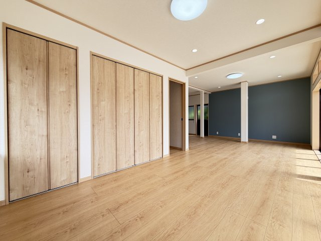 前橋市下細井町中古住宅の居間・リビング|■リビングには収納も完備！効果大です！