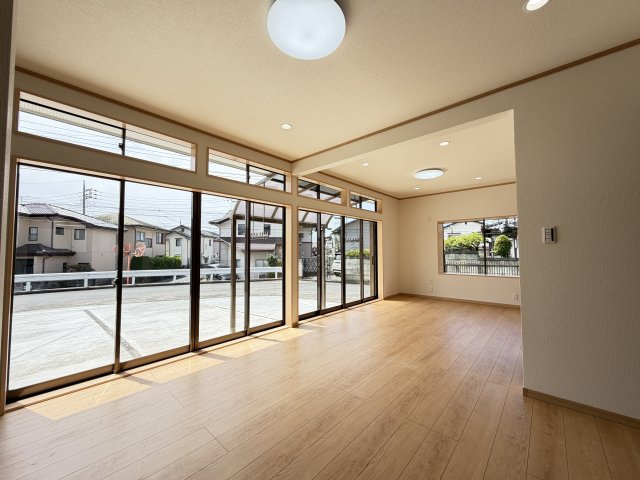 前橋市下細井町中古住宅の居間・リビング|■LDKはゆったり20.0帖！三面開口のとにかく明るいLDKです