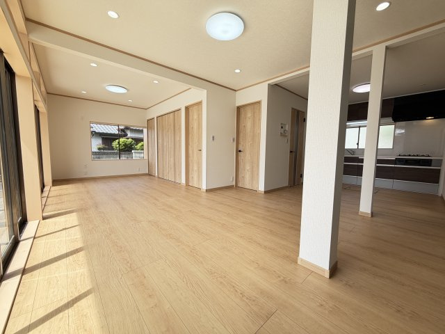 前橋市下細井町中古住宅の居間・リビング|■間仕切り設置でLDK14.0帖と洋室6.0帖へ分割することも可能です