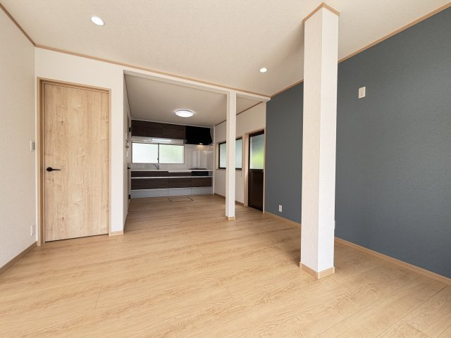前橋市下細井町中古住宅のキッチン|■勝手口も付いています