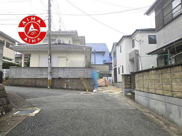 福岡市東区香住ヶ丘5丁目第3-1棟(1号棟)の前面道路含む現地写真|前面道路は閑静な住宅地をはしる車通りの少ない道路。お車の出し入れが苦手なママや小さなお子様にも安心ですね。しっかり舗装もされているので、ベビーカーや自転車で通っても快適に通行できます。