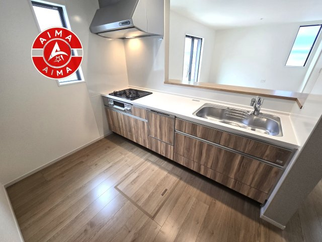 福岡市東区香住ヶ丘5丁目第3-1棟(1号棟)のキッチン|ダイニングテーブルへの配膳がラクラク、お料理はかどるカウンター付きシステムキッチン！