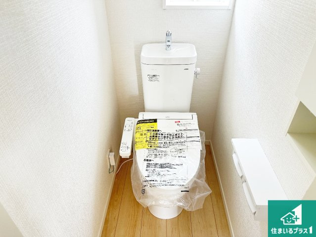 ●生駒郡平群町若葉台　第1期　新築一戸建てのトイレ|1・2階の2ヶ所にあるので、朝の忙しい時間の順番待ちもなく、深夜の利用にも大変便利です。