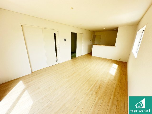 ●生駒郡平群町若葉台　第1期　新築一戸建ての居間・リビング|日当たり良好の明るいリビングで朝の目覚めもスッキリできそう！対面キッチンでご家族のコミュニケーションも自然と増える設計！小さなお子様が遊ぶスペースを作っても広々とくつろげるLDK！