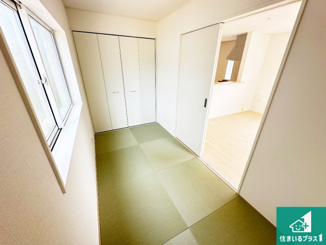 ●生駒郡平群町若葉台　第1期　新築一戸建ての和室|一室あると便利な和室は客間としてだけでなく、小さなお子様のプレイルームや食後のくつろぎスペースとしてもご利用いただけます。収納もついていますので大活躍間違いなし！