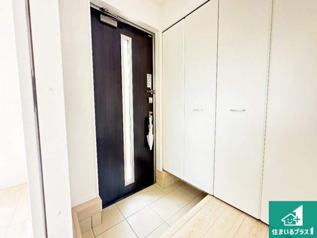 ●生駒郡平群町若葉台　第1期　新築一戸建ての玄関|シューズボックスにはたくさんの靴が収納できるので玄関周りはいつもスッキリ！ご家族が増えても安心！
