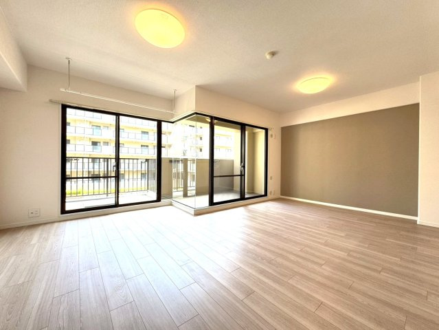 リフォーム済美室◆南向き＆全居室６帖以上の３ＬＤＫ住戸◆食洗機・浴室乾燥機付き◆サンシティ桂坂３番館の居間・リビング|リビング