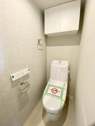 イニシアイオ杉並和泉のトイレ|イニシアイオ杉並和泉：トイレ上部には、収納スペースが付いたウォシュレット機能付きトイレです！