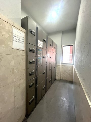 パークエステート博多のその他共用部分|宅配ボックス付き！不在時も荷物を受け取れるので便利ですよ♪