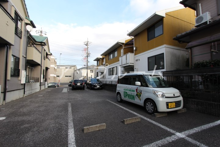 若菜B棟の駐車場