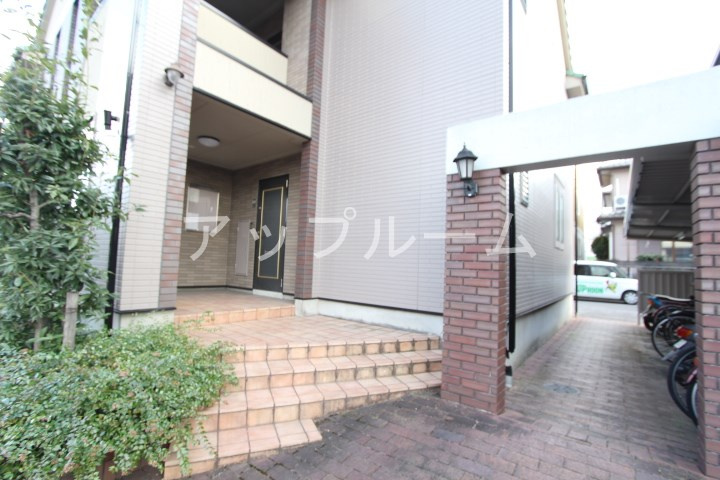 若菜B棟のエントランス