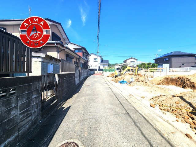 福岡市西区上山門2丁目第8-2棟（1号棟）の前面道路含む現地写真|前面道路は閑静な住宅地をはしる車通りの少ない道路。お車の出し入れが苦手なママや小さなお子様にも安心ですね。しっかり舗装もされているので、ベビーカーや自転車で通っても快適に通行できます。