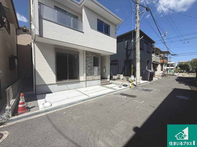 12(土)13(日)現地説明会！◆東大阪市若江本町　第1期の前面道路含む現地写真|周辺は閑静な住宅街！前面道路広々で車の出し入れも便利です。駐車が苦手な方でも安心して車庫入れできます！