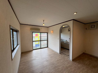 【居間・リビング】 | 鉢ケ峯寺　中古戸建 | 明るいリビングダインイングです。キッチンは独立型で室内スッキリします。